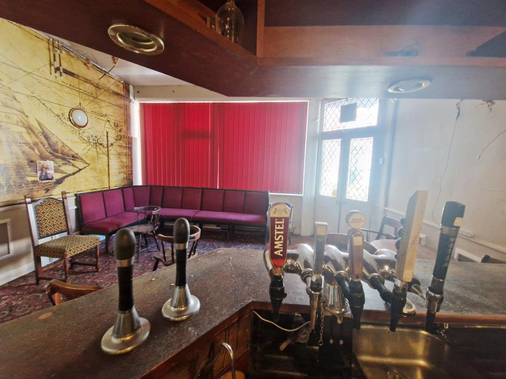 Lot: 126 - FORMER PUB WITH POTENTIAL - Bar